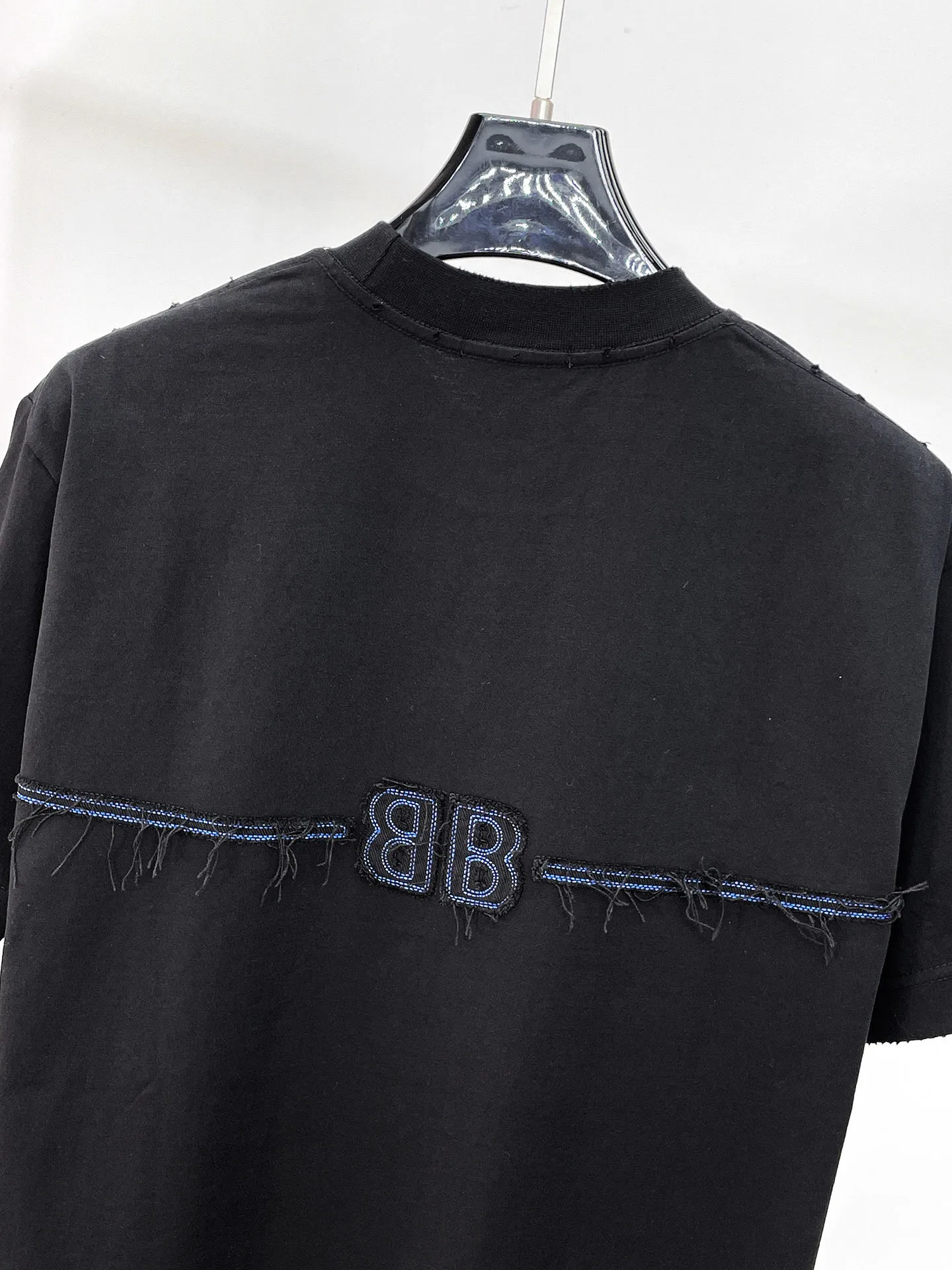 Balenciaga's high-end top-quality products 🐮2026 Spring and Summer New Arrival first counter, the latest New Arrival short-sleeved round neck T-shirt, Premium customized design, avant-garde and fashionable! Brand logo heavy craftsmanship design Premium customized 260g fabric. Soft to the touch. Comfortable to wear. Counter-level exquisite stitching. Fine workmanship. The upper body effect is incomparably handsome! A must-have item for men and women with the same style! Sizes: S~XXL When placing an order, please state your height and weight. The maximum wearing size is 210 pounds (one size larger)